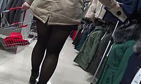 Cameră ascunsă în cabină admiră fundul gras pawg și se uită la picioare în mall voyeur