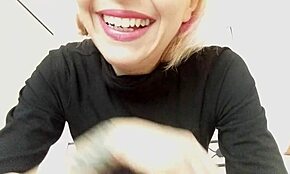 Modell skrattar åt mikro kuk under lekfull förnedring