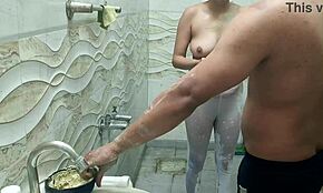 Bruder fickt Schwester hart in den Arsch nachdem er sie erwischt!