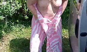 Se dezbracă goală lângă mașină după zi la plajă