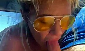 Ontrouwe blonde slet zuigt lul en neemt facial midden op straat