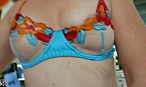 Amatoriale francese che si struscia la fica in lingerie cowgirl