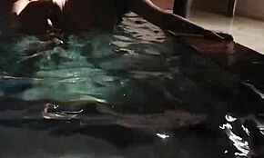 Kon niet weerstaan neuken van maatjes geile milf in zwembad