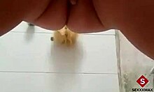 Calentándome en la bañera metiendo los dedos, ¡qué rico con estos juguetes en mi coño! 🔥