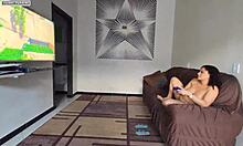 Tunteellinen ylikuormitus katsellessa hänen ratsastavan minua pelatessa