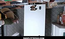 فتاة مراهقة حمراء الشعر 18+ شوبليفتر بيبر هارت تم القبض عليها ونيكتها في المتجر