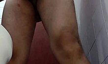 mi pene depilado se siente suave y listo