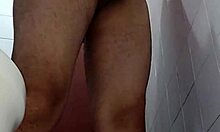 mi pene depilado se siente suave y listo