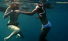 Голые девушки Тенерифе плещутся в воде