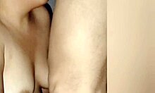 una rica cogida a mi madura en doggystyle casero