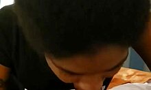 काली अमेचर एबोनी लड़की घरेलू वीडियो में लंड चूसती है