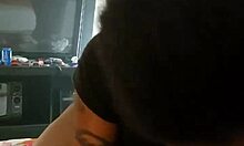 काली अमेचर एबोनी लड़की घरेलू वीडियो में लंड चूसती है