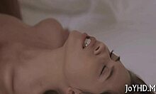 Adolescente de 18+ estimula polla oralmente en sesión POV ruda con pareja pequeña de 18+