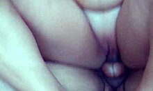 बैकयार्ड में, एक लड़का अपने गर्लफ्रेंड की चुत भरता है जबकि वो हार्ड राइड करती है, क्रिम्पाई तक