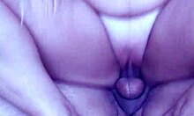 बैकयार्ड में, एक लड़का अपने गर्लफ्रेंड की चुत भरता है जबकि वो हार्ड राइड करती है, क्रिम्पाई तक