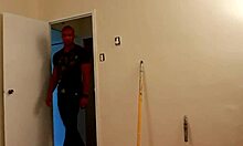 Zwarte amateur homo zuigt gespierde klusjesman