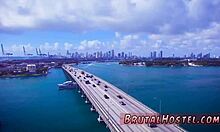 불쌍한 제이드 본디지 갱뱅에 보지에 촛불