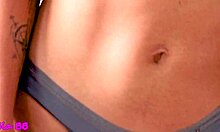 Mostrando O Meu Corpo Numa Tarde Quente De Novembro