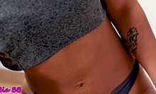 Mostrando O Meu Corpo Numa Tarde Quente De Novembro