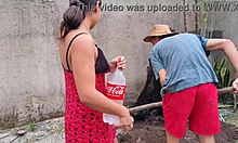 Sexo com Rapaz Contratado no Quintal Trailer Completo