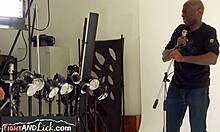 Lesbijki Walczą w Zapasach Przed Przejściem do Oralnego Zadowolenia