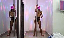 morena super caliente aprende a bailar sexy en el tubo, si quieres verme follar mira mis videos premium de xvideos porno real casero 😏