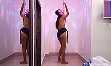 morena super caliente aprende a bailar sexy en el tubo, si quieres verme follar mira mis videos premium de xvideos porno real casero 😏