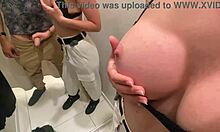 Follada hardcore arriesgada en probador con hermosa adolescente