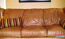 בלונדית פצצה שרי דוויל מתגרה בציצים גדולים לפני חורט כוס רטובה, נאנחת חזק עם דילדו עבה