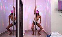 morena super caliente aprende a bailar sexy en el tubo, si quieres verme follar mira mis videos premium de xvideos porno real casero 😏