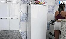 peguei a gostosa da empregada fritando um ovo e meti no cu dela