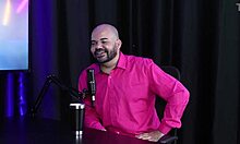 ele não consegue bater punheta sozinho?