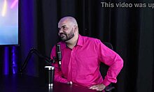 ele não consegue bater punheta sozinho?