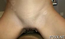 Europeisk tjej böjer sig för djuphalssugning och hård hundstil-knull i POV