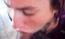 Puta Amateur Muestra Su Culo Impresionante Y Mete Un Juguete En Su Vagina Caliente