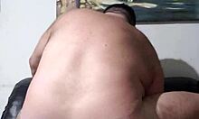 chupando e fodendo o pau do camelô com prazer