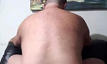 chupando e fodendo o pau do camelô com prazer