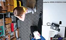 Hei, rusoaică slabă de 18+, de ce-ai furat? Tipul de securitate o să te pedepsească acum!