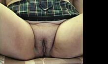 Busty MILF демонстрирует свою волосатую жирную киску