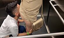 Диво чукане в асансьор с бразилска курва и непознат хванати в публично действие!