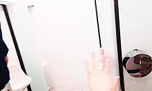 ruiva gostosa invadiu o banheiro masculino para me chupar