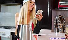 navideño follada con piernas abiertas en la cocina chupando polla se viene adentro mío