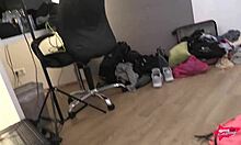 Dünnes Teen Lässt Sich In Die Muschi Spritzen