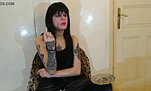 Beth a perverz goth domina dohányzik?