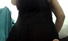 CUARENTONA INFIEL ME DEJA GRABARLE EL CULO Y LA PUTA ME DA UNAS MAMADAS