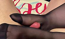 Я облажалась с футджобом для мужа в синих усиленных носочных чулках, сперма везде