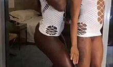 ¡Guau! Dos lesbianas brasileñas calientes celebran Año Nuevo