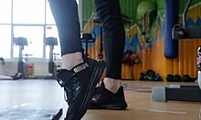 young babe shakes ass in gym