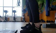 young babe shakes ass in gym