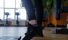 young babe shakes ass in gym